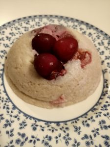 torta proteica in tazza alle ciliegie